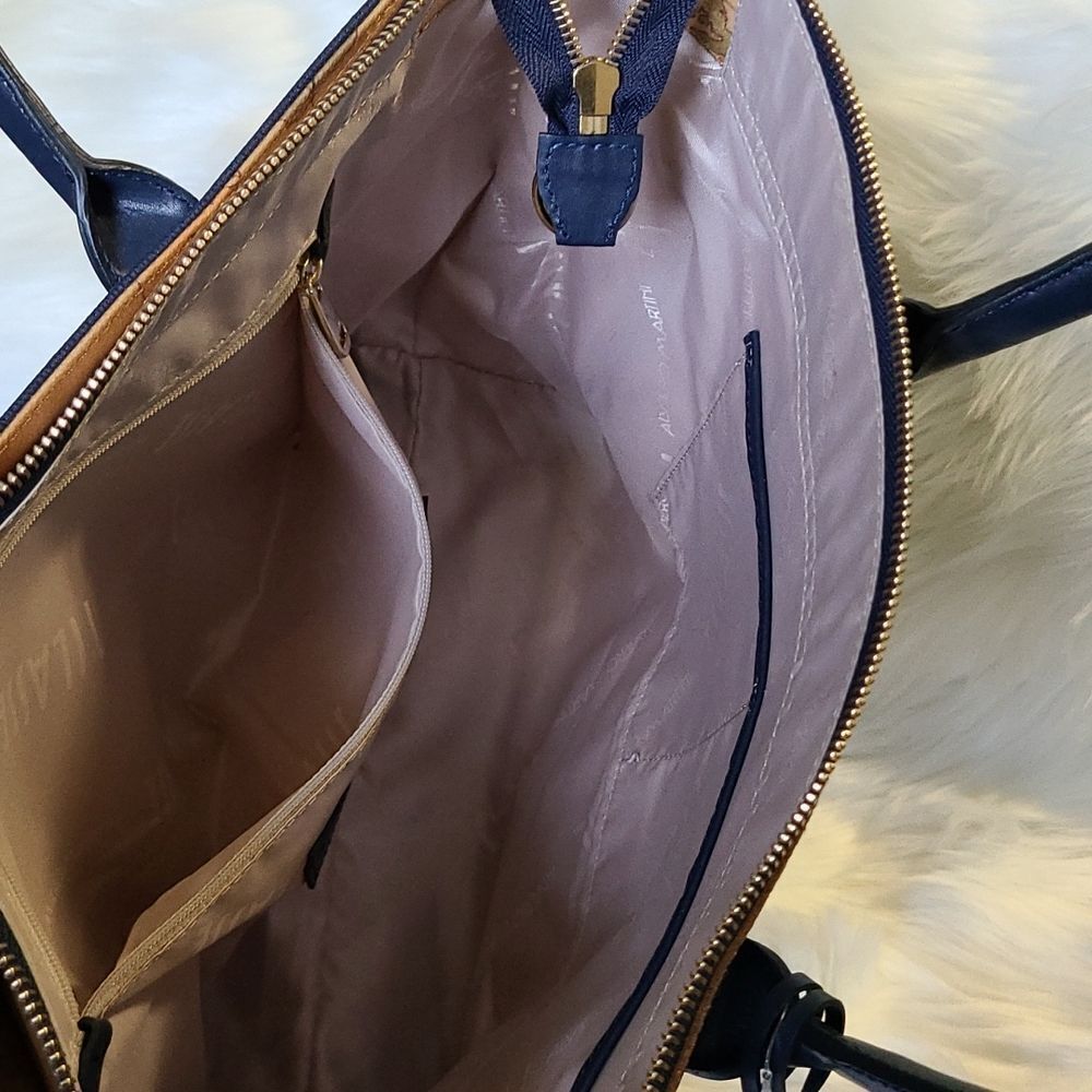 COPY - 💯 Authentic Alviero Martini Handbag 🍀 - Picture 8 of 12